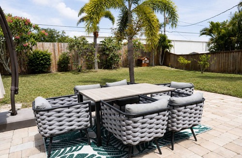 Gulf Gate Estates House | Britannia Breeze Sarasota - 5 Minutes to Siesta Key - 4-Bedroom - Fully Fenced