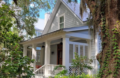 Saint Simons Heights House | BROADWAY BREEZE ~ Close to Beach/Shopping/Dining ~ Heated Pool - Spa - Sleeps 8