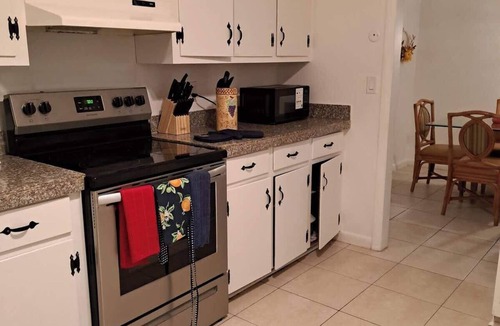 Dock Junction House | BRUNSWICK TRAVERTINE HOUSE 2 BED 2 BATH