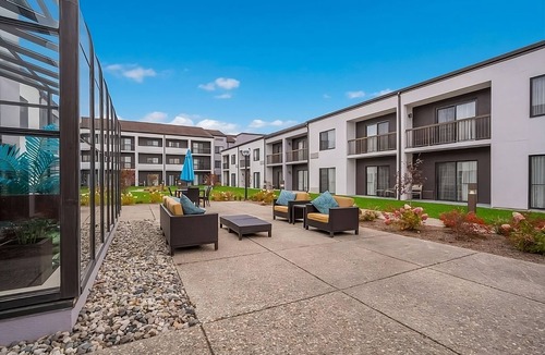 Auburn Hills Apartment | Budget-friendly Accommodation! Indoor Swimming Pool, Pets are Welcome!