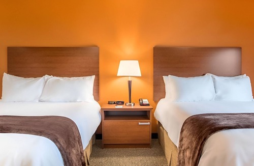 Wixom Hotel | Budget-Friendly Long-Term Stay with Full Kitchen Near Entertainment - 3 Units!