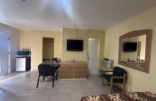 Daytona Beach Hotel | Budget-Friendly Room with 2 Queen Beds – Close to Daytona’s Best Attractions