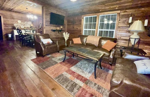 Hartsfield House | Cabin at Gin Creek Wedding Venue