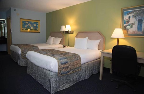 Mary Esther Hotel | Calming Double Queen Bed Room | Near FWB Medical Center | Free On-Site Parking