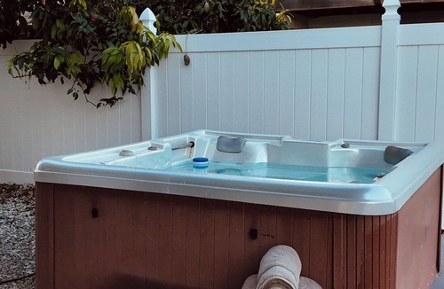 Eden Pines House | Canal-Front Keys Retreat/Jacuzzi Sleeps 14