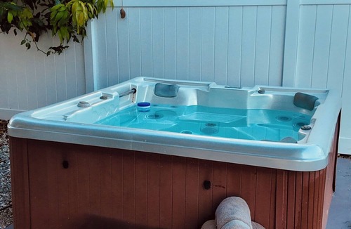 Eden Pines House | Canal-Front Keys Retreat/Jacuzzi Sleeps 14