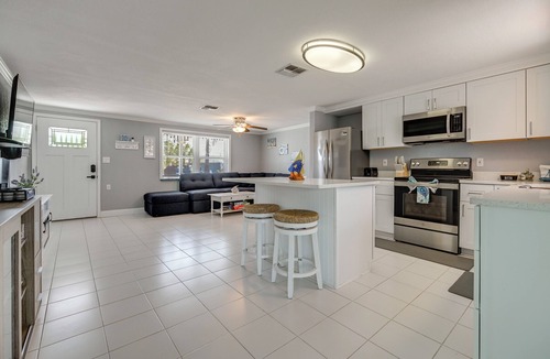 Pleasure Isles House | Canal-Front Oasis in Hudson: Patio + Private Dock!