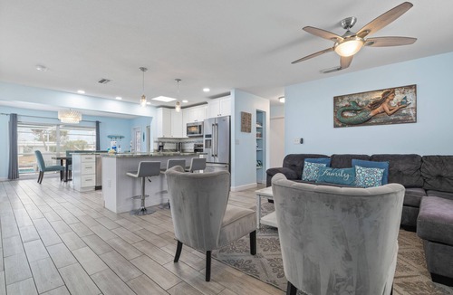 Whitney Beach House | ⚓Canalfront Bradenton home W/Dock & Heated Screened In Pool⚓