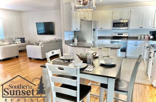 Norman Park House | Canopy Drive Cottage ~ Modern Chic 3B 2B sleeps 8 adults ~ Colquitt County GA