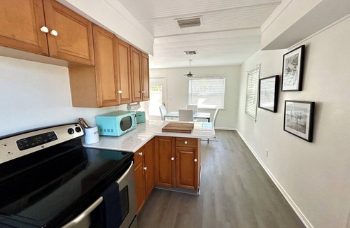 Bokeelia Cottage | Captain's Cottage: One-bedroom cottage with a spa in tropical Bokeelia, Florida