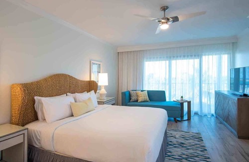 Marathon Hotel | Captain's Suite in Duck Key | Island View & Pools