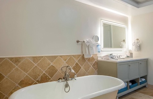 Marathon Hotel | Captain's Suite in Duck Key | Island View & Pools