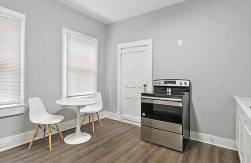 Springfield Apartment | Captivating 1BR Retreat on 10th Street