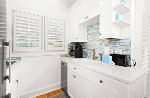 Seaside House | Carriage House 100 Yards to Beach. With Full Kitchen, Laundry, and Parking