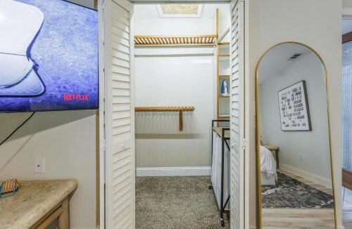 South Venice House | Casa Azul - Your Tiki Bar Escape, Game Room & Seashell Backyard