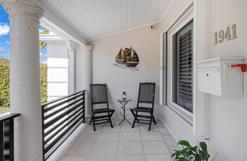 Coral Way Villa | Casa la Miami, Centrally Located w/Pool & Gym