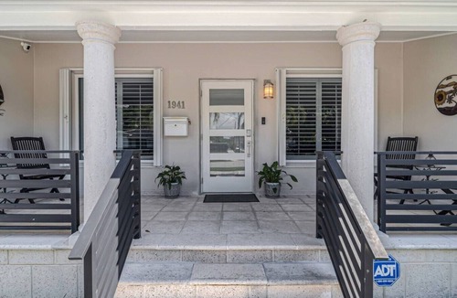 Coral Way Villa | Casa la Miami, Centrally Located w/Pool & Gym