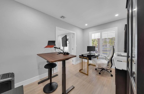 Coral Way Villa | Casa la Miami, Centrally Located w/Pool & Gym