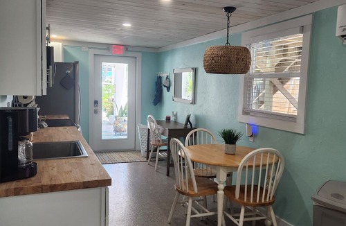 Mid Island Apartment | Casa Tranquilo Bungalow.150 steps to beach! Perfect mid-island location!