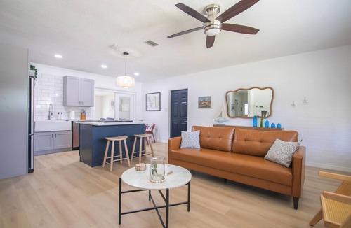 Largo House | CasaHelena:5min to Beaches-IRB-Clearwater-Poolside Paradise-BBQs- Heated Pool! 🏊‍♂️