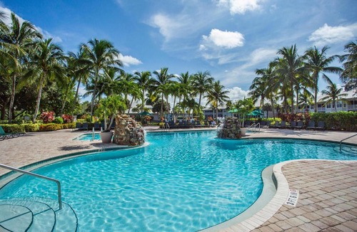 Naples House | Catina - Freshly renovated stylish 2BR 2BA condo in Lely Resort with lake & golf course views private lanai and access to pool gym tennis and more! Prime location just minutes from Naples beaches and 5th Ave, perfect for a relaxing Florida getaway!