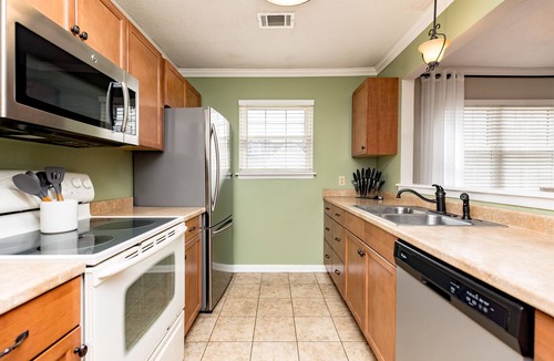 Warner Robins House | Central 2BR/2BA | Pet Friendly | Fenced Yard