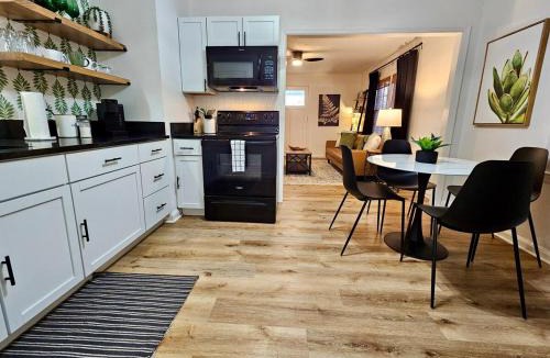 Valdosta House | Central Bungalow- 2 Bedroom 1 Bath near VSU and Hospital 3 TVs