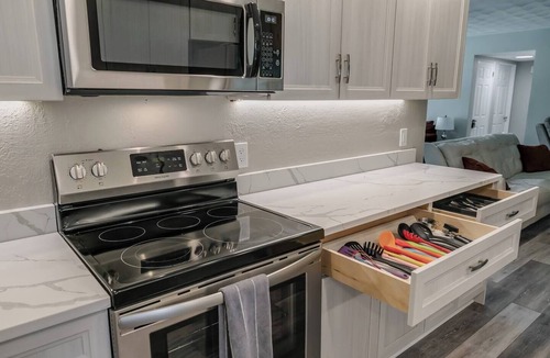 Melbourne House | Central Melb Accessible 5bd/3ba Pool-Sleeps 14!