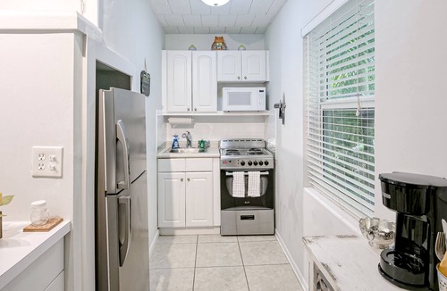 Flamingo Parks Apartment | Centrally located gem near the beach with fast WiFi & outdoor seating