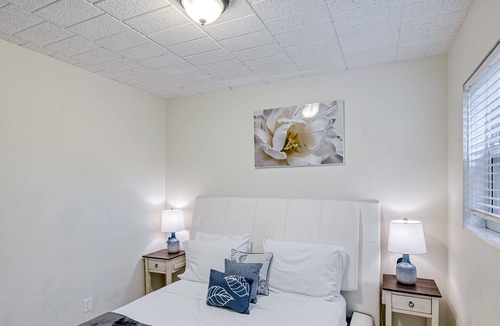 Flamingo Parks Apartment | Centrally located gem near the beach with fast WiFi & outdoor seating
