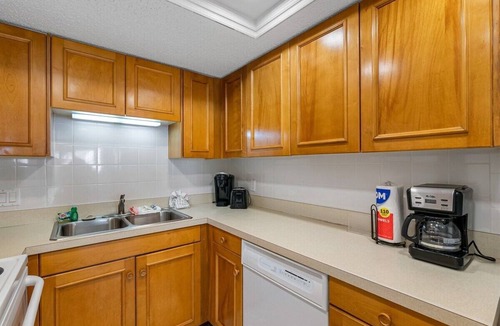 Madeira Beach Condo | Chambre 205 - Pool, Hot Tub, Walk to John's Pass!