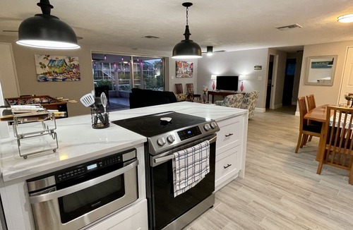 Laurel House | Channel Cat! One mile to the beach! Waterfront + pet friendly home near Venice.
