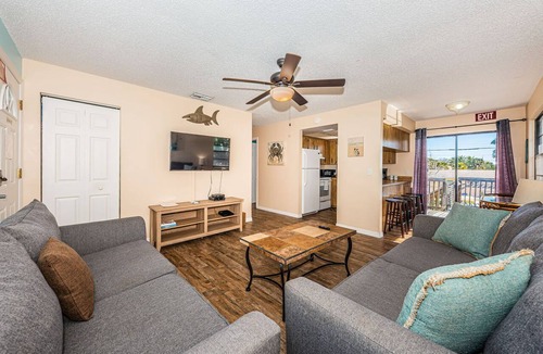 Indian Rocks Beach Apartment | Charming 2 bedroom Beach suite with large private deck