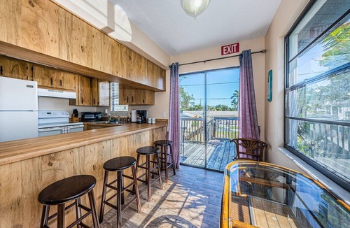 Indian Rocks Beach Apartment | Charming 2 bedroom Beach suite with large private deck