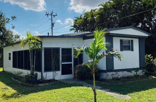 Diplomat House | Charming 2-bedroom mobile home with AC, WiFi in North Fort Myers