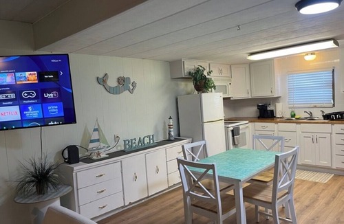 Jacarandas House | Charming 2-bedroom mobile home with WiFi, AC in North Fort Myers