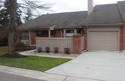 West Bloomfield Condo | Charming 2-bedroom condo in brilliant West Bloomfield with AC