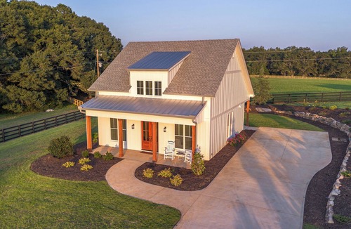 Bishop House | Charming 2-bedroom 2-bath house in Bishop - walk to the UGA equestrian complex