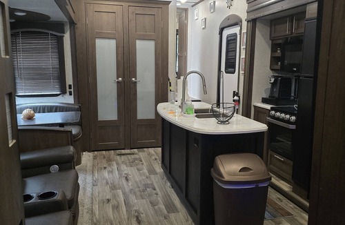 Key Largo Village RV Rental | Charming 2-bedroom campground with , jacuzzi in welcoming Key Largo