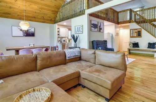 Lackawaxen Cabin | Charming 2-bedroom cabin in brilliant Masthope with pools & skiing minutes away!
