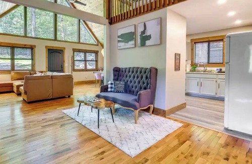 Lackawaxen Cabin | Charming 2-bedroom cabin in brilliant Masthope with pools & skiing minutes away!