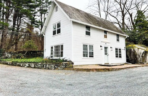 Cortlandt Cottage | Charming 2-bedroom cottage in Cortlandt with WiFi access