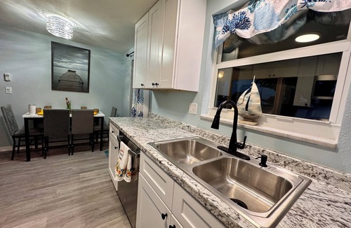 Englewood Cottage | Charming 2-bedroom cottage in Englewood minutes to the Gulf Beaches-Dog Friendly