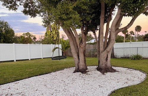 Englewood Cottage | Charming 2-bedroom cottage in Englewood minutes to the Gulf Beaches-Dog Friendly