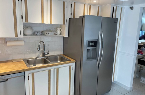 Hollywood Condo | Charming 2-bedroom condo on Hollywood Beach with AC, pool and parking.