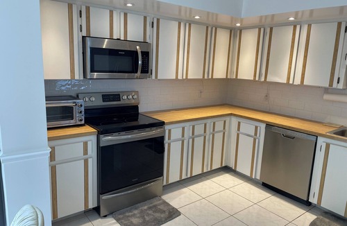 Hollywood Condo | Charming 2-bedroom condo on Hollywood Beach with AC, pool and parking.
