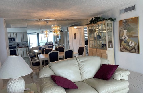 Hollywood Condo | Charming 2-bedroom condo on Hollywood Beach with AC, pool and parking.