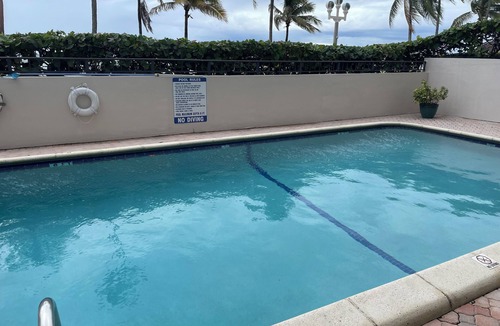 Hollywood Condo | Charming 2-bedroom condo on Hollywood Beach with AC, pool and parking.