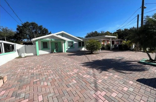 Pinecrest West Park House | Charming 2-bedroom house with AC, WiFi in welcoming Tampa