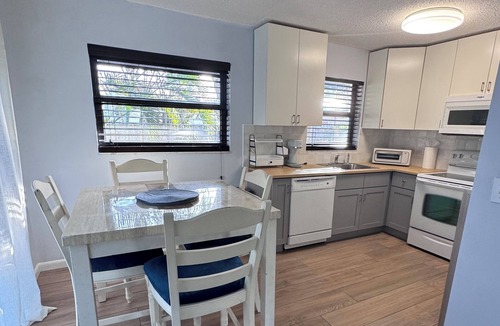Jensen Beach Cottage | Charming 2 bedroom 2 bath cottage in peaceful Jensen Beach